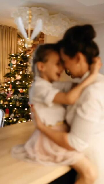 Każdy grudzień jest inny.  Z każdym rokiem stópki są coraz większe, a wypowiadane zdania dłuższe. 
Może masz o jedną zmarszczkę więcej, ale także kolejne buziaki do kolekcji i wspominania.  Właśnie teraz tworzycie te najpiękniejsze dziecięce wspomnienia, które potem przypominają się, pozostawiając ciepło w sercu.  Pewne jest, że ten grudzień się nie powtórzy, ale Wy zatrzymacie go na zawsze w swoich sercach.  fotografia rodzinna • Boże Narodzenie • naturalna fotografia • sesja świąteczna