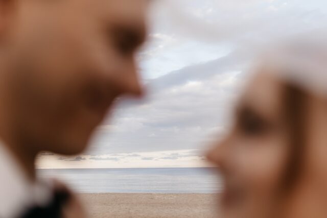 Nie da się ukryć, że sesje na plaży z morzem w tle należą do jednych z moich ulubionych 🤍  W powietrzu czuć, że wiosna rozgaszcza się pomiędzy nami coraz śmielej, więc okazji do takich spotkań będzie zdecydowanie więcej 🌼.  Zima była potrzebna, taki czas wycofania, uspokojenia, wyciszenia jest naprawdę wartościowy. 
Pięknie stworzony jest ten świat, że pory roku mogą wyznaczać rytm życia.  A teraz wszystko budzi się do życia i ja też 🤸‍♀️…  Kto ma ochotę już wyskoczyć spod kocyka?  #fotografiarodzinna #fotografelblag #zatokagdanska #wspolnechwile