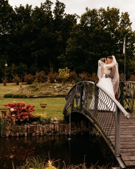Fotografowałam kiedyś ślub, na którym zapamiętałam jedną szaloną parę. 
Weronika była świadkową, a towarzyszył jej Oskar, ówczesny narzeczony. 
Powiem tak: nie dało się ich nie zauważyć.  A potem spotkaliśmy się już na ich własnym ślubie i weselu :). Oni się pobierali, ja dbałam o najlepsze kadry.  Napisać, że było wspaniale, to jak nic nie napisać.  Poza tym chyba nie da się tego przekazać słowami, więc zapraszam do oglądania.