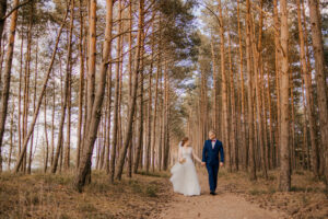 Sesja poślubna nad morzem o zachodzie słońca