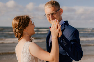 Sesja poślubna nad morzem o zachodzie słońca