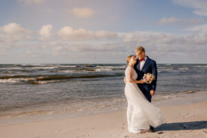 Sesja poślubna nad morzem o zachodzie słońca