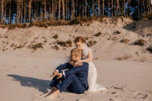 Sesja poślubna nad morzem o zachodzie słońca