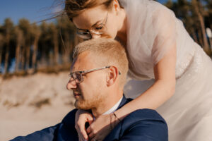 Sesja poślubna nad morzem o zachodzie słońca