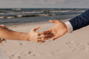 Sesja poślubna nad morzem o zachodzie słońca