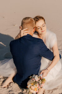 Sesja poślubna nad morzem o zachodzie słońca