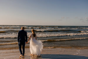 Sesja poślubna nad morzem o zachodzie słońca
