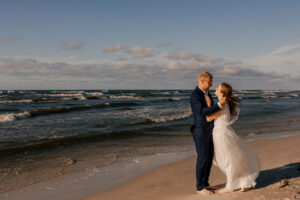 Sesja poślubna nad morzem o zachodzie słońca