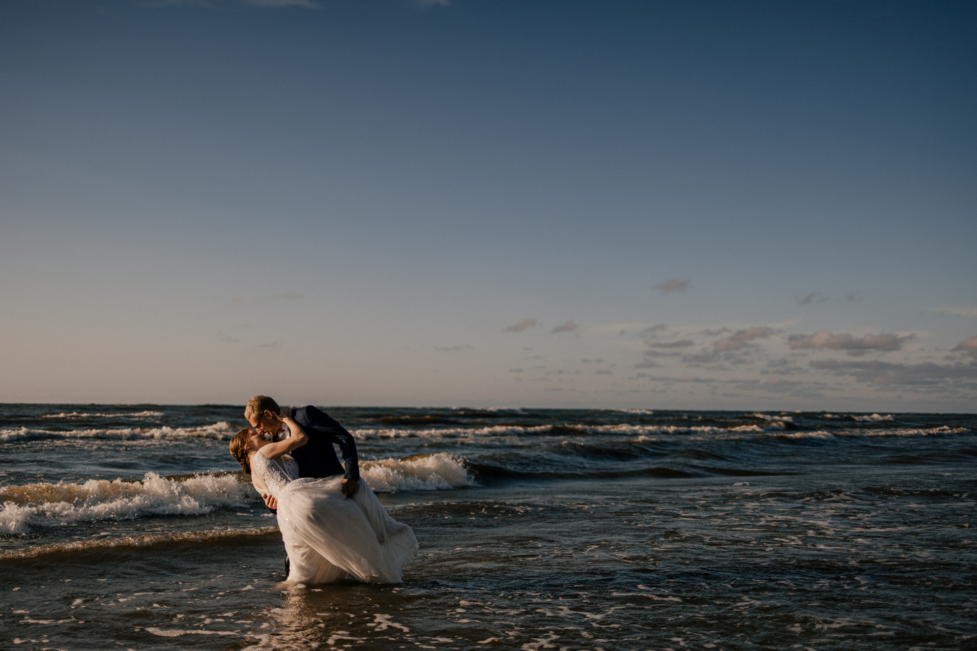 Sesja poślubna nad morzem o zachodzie słońca