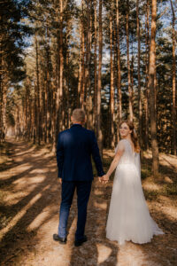 Sesja poślubna nad morzem o zachodzie słońca