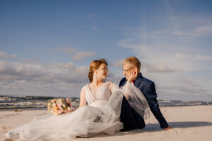 Sesja poślubna nad morzem o zachodzie słońca